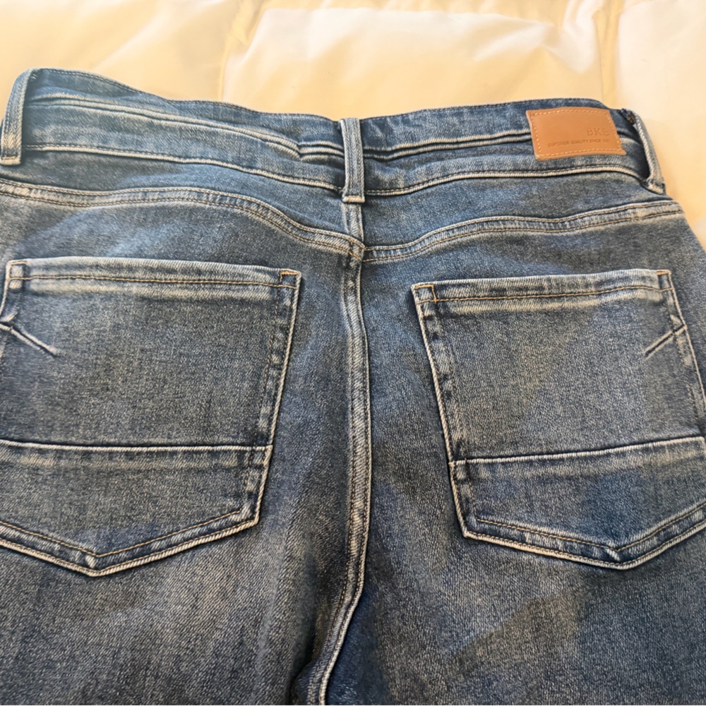 BKE High-Rise Women's Jeans in Medium Blue Denim with Leather Patch
